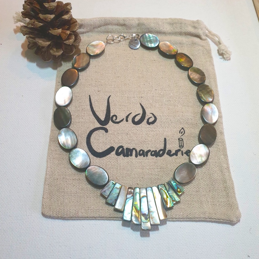 Mother of pearl necklace with earrings